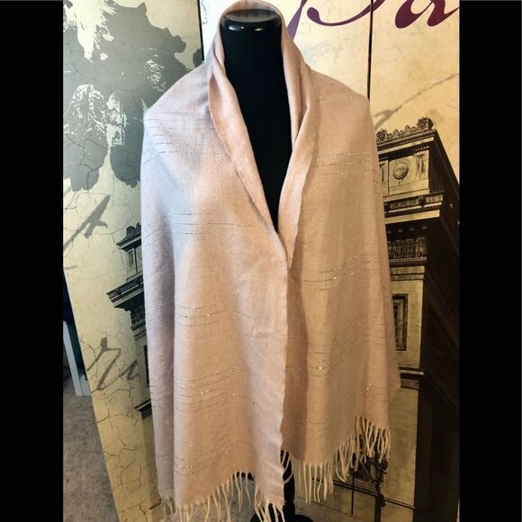 Beautiful scarf/wrap by Chic - Picture 2 of 4